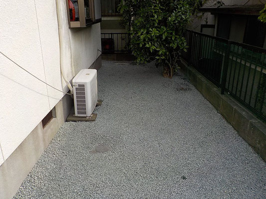 防草やぬかるみ防止のため、庭全面に砂利の敷き詰め（歩くと音がするため防犯性も向上）