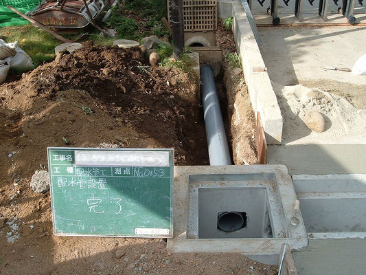 新しい集水桝と既存の集水桝をつなぐ暗きょ（地中）排水管