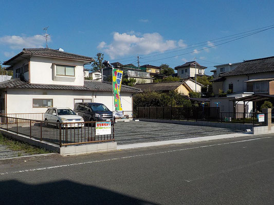 トラロープで駐車位置を区画した砂利敷き舗装の駐車場