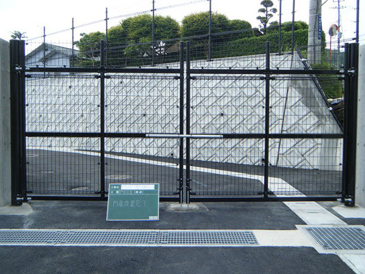 不法侵入防止のため、背の高い門扉を設置