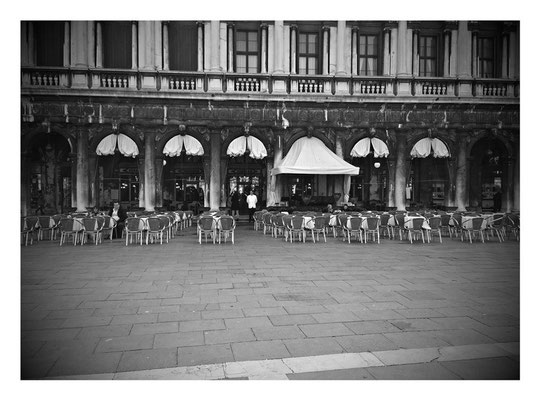 Markusplatz in schwarz weiß