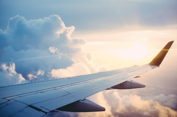 Flugzeug-Tragfläche-Wolken-Sonne-by-Lifetravellerz