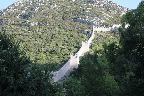 Berg mit Stadtmauer in Kroatien