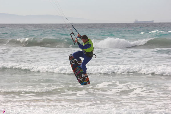 Kitesurfern am Stadtstrand von Tarifa