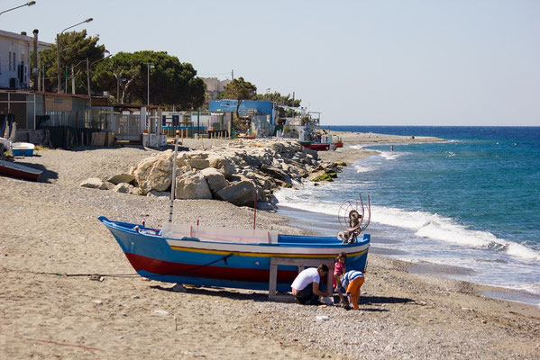 Ruderboot am Strand von Italien