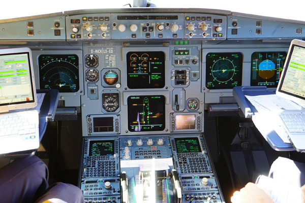 Flugzeug-Cockpit-Preissuchmaschine-by-Lifetravellerz