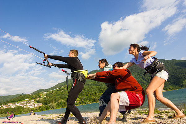 Principiantes de kitesurf en el lago Santa Croce en Italia