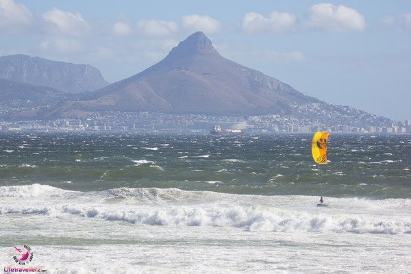 Kitesurfer in Blouberg vor dem Lions Head