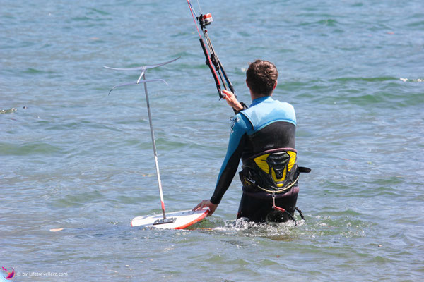 Kitesurfer mit Levitaz Element Kitefoil