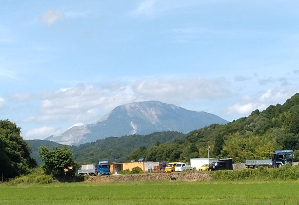 遠くに伊吹山を望む