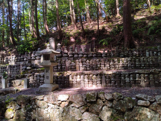北条仲時他の供養塔