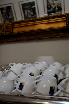 Cappuccino Tassen auf der Brasilia Siebträger-Kaffeemaschine
