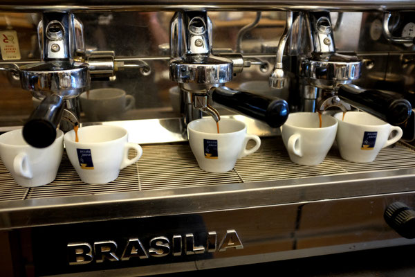 Italienischer Kaffee aus der Siebträger-Kaffeemaschine