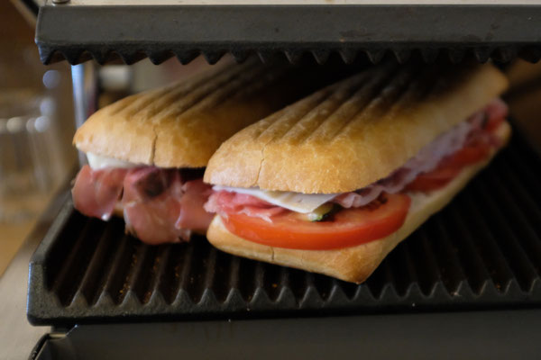 Frische Panini zum Frühstück, Brunch oder Mittagessen in Lörrach