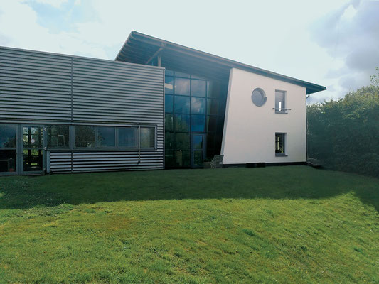 Rückwärtige Gartenansicht auf den Bürotrakt der Gewerbeimmobilie Robert-Koch-Straße 1 in 42999 Hückeswagen
