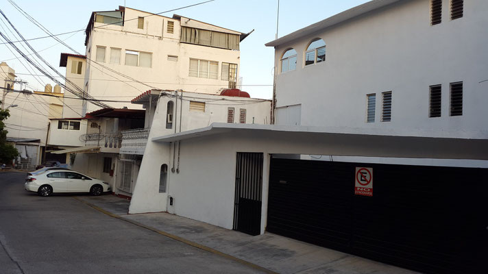 Fachada desde la calle de acceso. Todas las calles del fraccionamiento son de doble via.