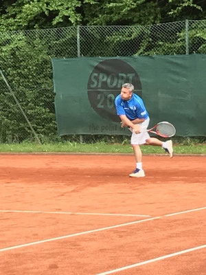 Thorsten Anton gewann an Position 5 sein Einzel mit vollem körperlichem Einsatz mit 6:1 / 7:5.