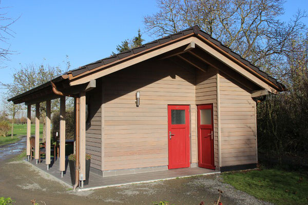 Halfway-Haus aus Holz mit Stülpschalung in Pulheim