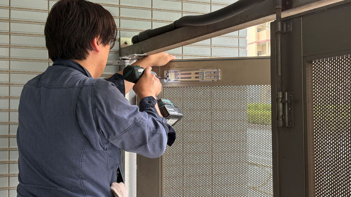 駐輪場入口の扉の修理@菱和パレス高輪TOWERマンション管理組合