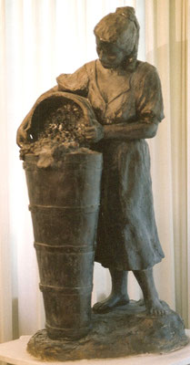 Winzerin mit Butte, 110 cm hoch
