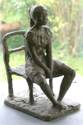 Mädchen auf Stuhl, Gipsaufbau, 19 cm hoch