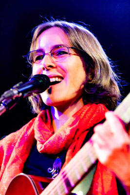 Simone Saitenfeder singt