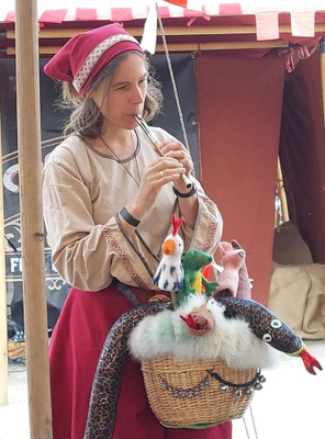 Simone Saitenfeder erzaehlt Mittelaltermarkt Isen