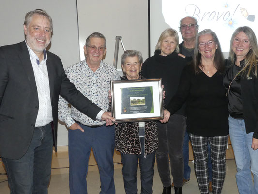 Certificat d'honneur: Le maire M. Michel Blackburn et l'équipe des responsables ''Le jardin collectif'' de Cap-Santé.
