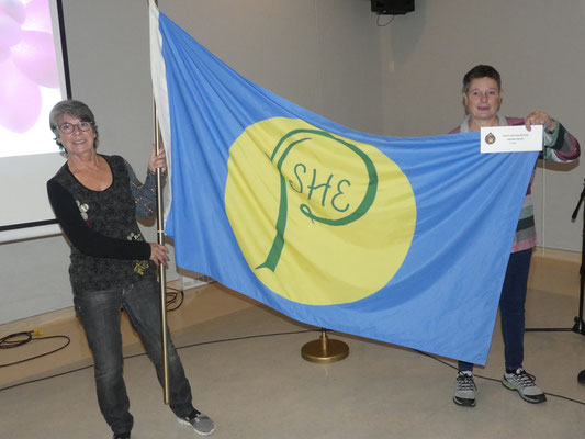 Mme. Francine Marcotte et à droite de la photo Mme. Marie-Claude Adam gagnante du 1er prix du concours ''Jardins privés''