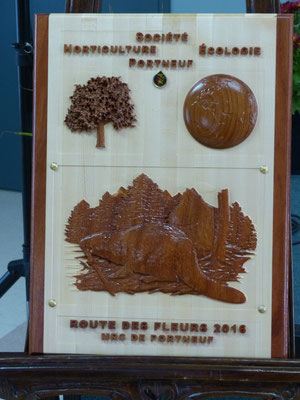 Plaque sculptée pour le prix du plus beau jardin privé de la MRC de Portneuf en 2016.