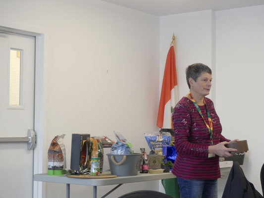Marie-Claude Adam se prépare pour les tirages des cadeaux de Noël 2025.