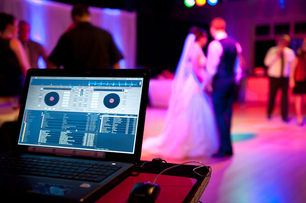 DJane Jutta spielt den Hochzeitstanz-Song für das glückliche Brautpaar