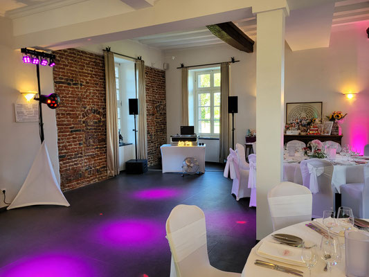 Unvergessliche Hochzeit feiern mit DJ Jutta Stoffels auf Burg Obbendorf in Hambach bei Niederzier