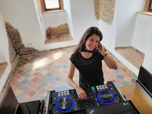 DJane Jutta erstellt den besten Musikmix live für eure Hochzeits-Party