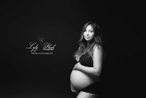 portrait de future maman en noir et blanc par photographe la celle