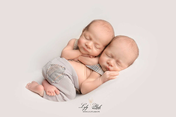 belle photo de posing jumeaux pour la séance photo jumeaux