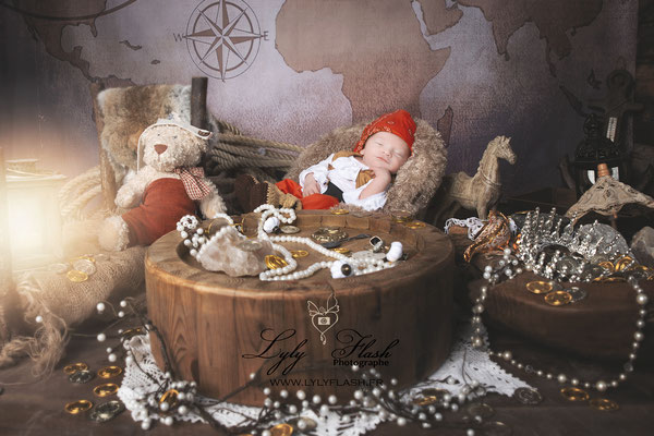 photo naissance de bébé nouveau-né en séance originale et artistique près de Forcalqueiret