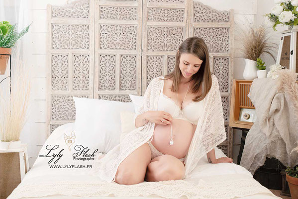 Séance photo grossesse maison la chambre un lieu parfait pour valoriser une future maman