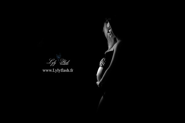 shooting photo photographe grossesse ombre noir et blanc près de Brignoles au studio photo lyly flash