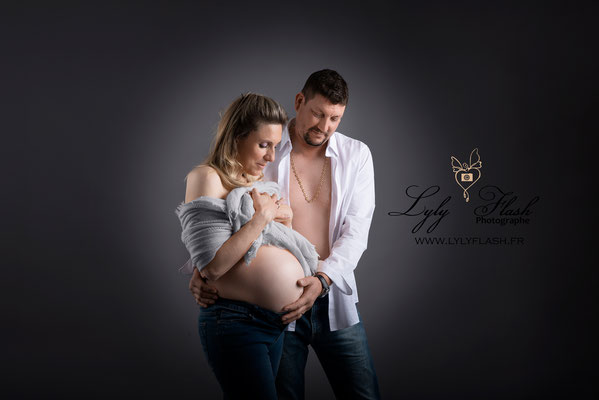 séance photo  grossessede femme enceinte avec son mari pour un souvenir photo grossesse 