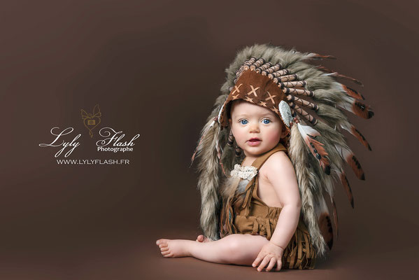 photo de bébé en indienne princesse sur fond marron photographe studio lyly flash draguignan fréjus nice