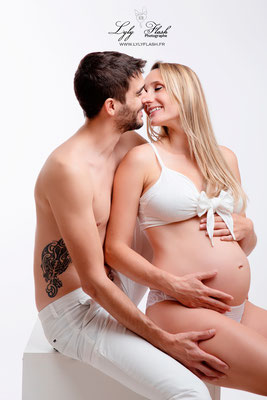 photo de grossesse en couple photo d'un couple enlacé pour rappeler comme l'amour du couple est fusionnel