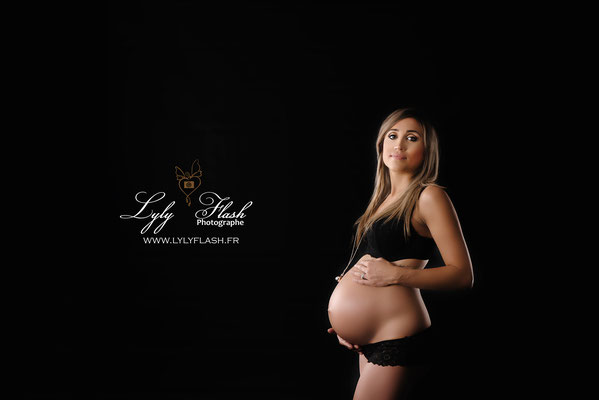 femme enceinte sur Draguignan réalise son shooting photographe grossesse au studio