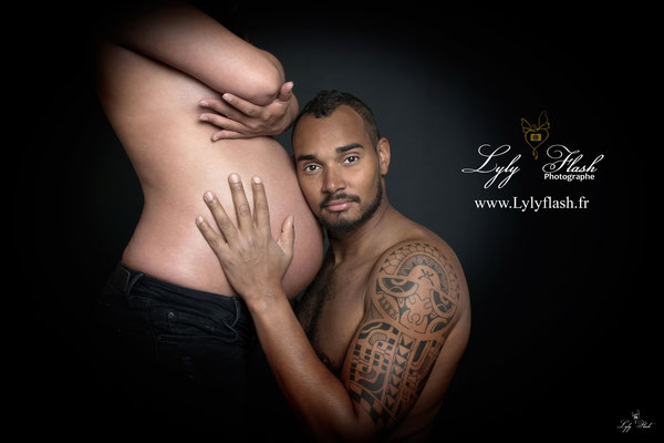 photographe de grossesse photo de maternité pour femme enceinte quand papa écoute le ventre de sa femme près de Toulon