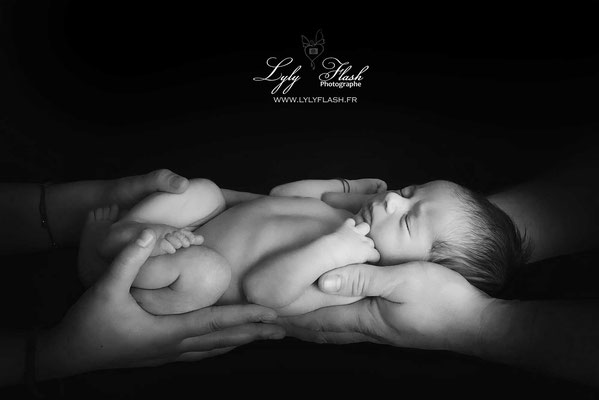 photographie studio en noir et blanc avec bébé