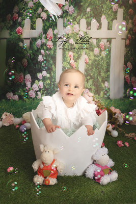 un beau bébé dans un oeuf de Pâques une photo vraiment cute