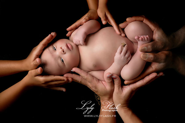 photographe de naissance bébé métisse et sa famille main . brignoles Saint Raphaël Sanary la seyne sur mer Pertuis