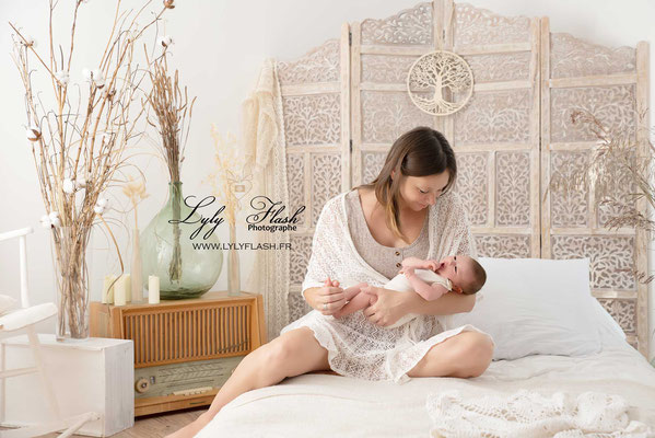 photographe nouveau-né sécurisée avec sa maman près de Gonfaron c'est l'heure du câlin on en profite pour faire une photo