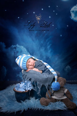 Une séance photo naissance originale et art sur le theme de la nuit et de l'origine du monde avec un nouveau-né tout en bleu par lyly flash photographe près de Tourves