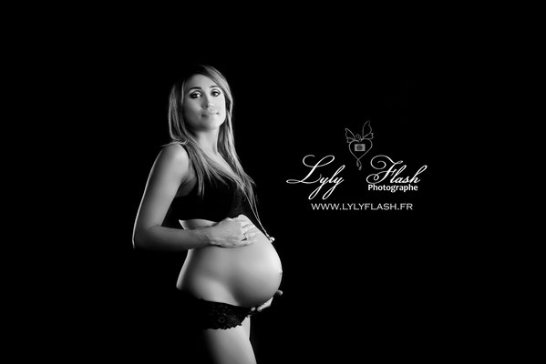 magnifique femme enceinte, son ventre et sublime ses courbes incroyables elle est parfaite issue du shooting photo photographe grossesse